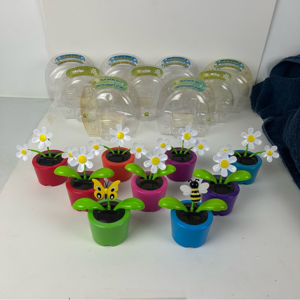 9 - Total Solar-Powered Dancers (7 Dancing Daisies & 2  Dancing Bugs)